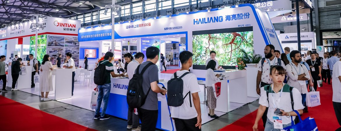 B2B business participants at an international trade forum in Hanoi